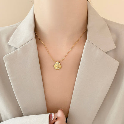 Collana conchiglia dorata di lusso