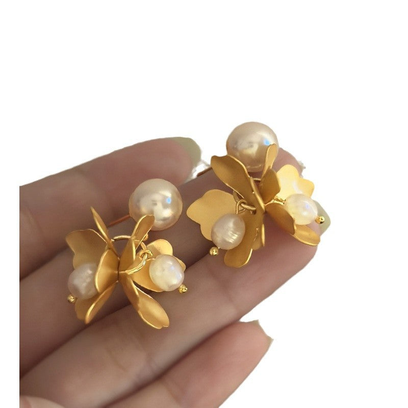 Orecchini a fiore con perla