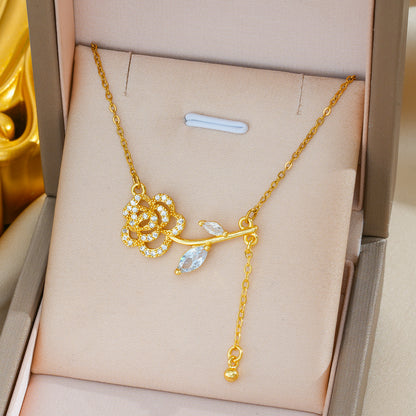 Collana rosa tridimensionale