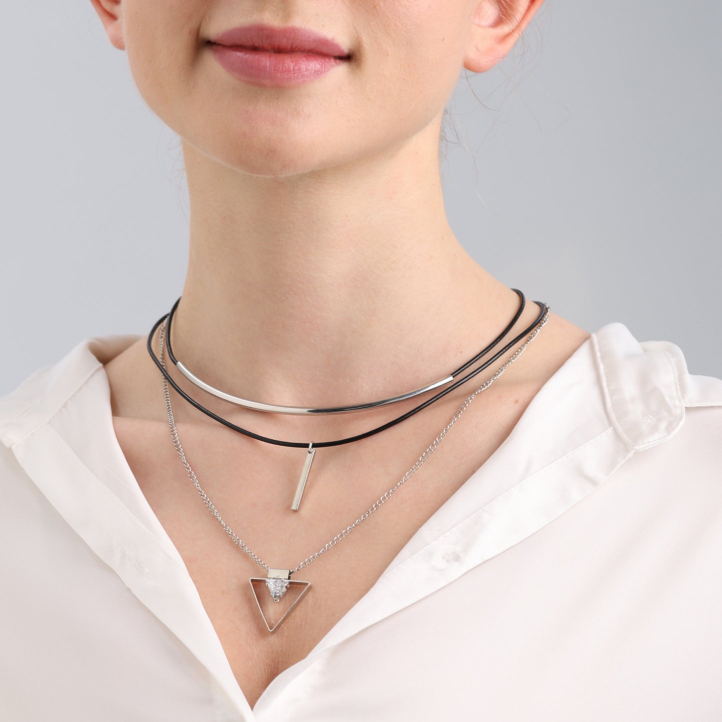 Collana pelle triangolo con zirconi
