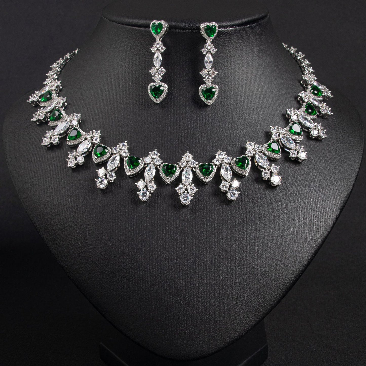 Collana e orecchini da donna