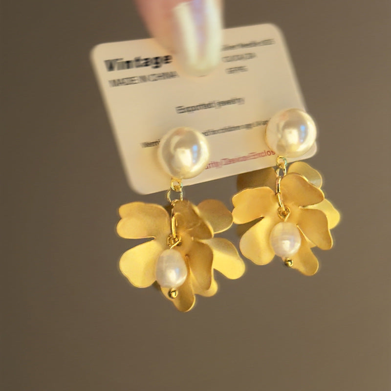 Orecchini a fiore con perla