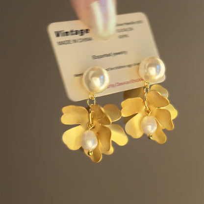Orecchini a fiore con perla