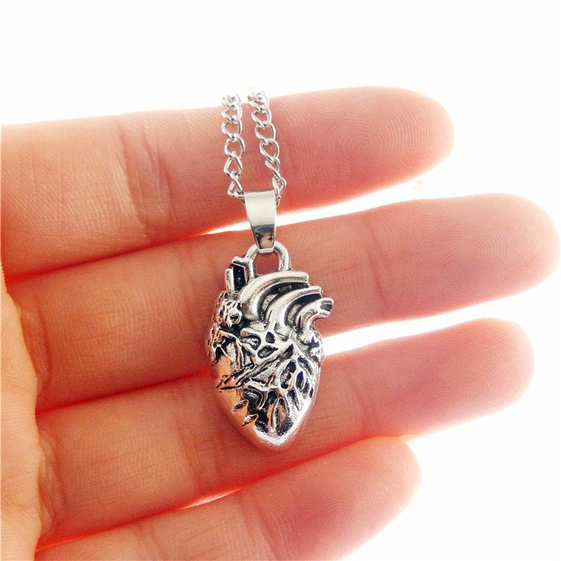Collana teschio e cuore anatomico