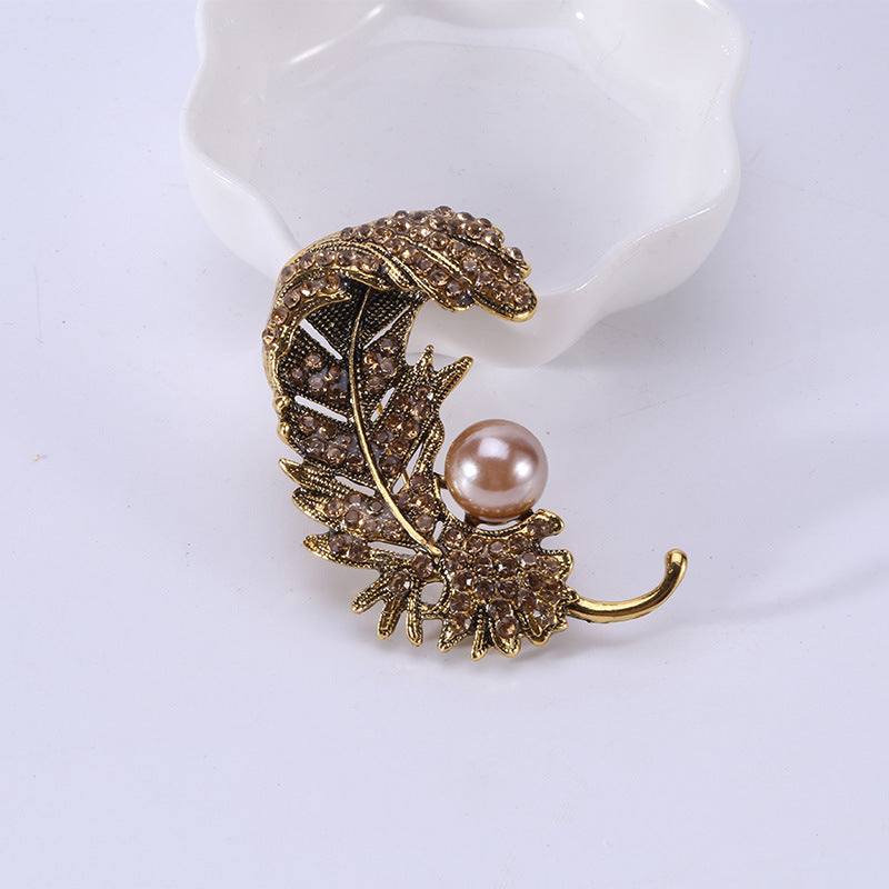 Spilla piuma con strass