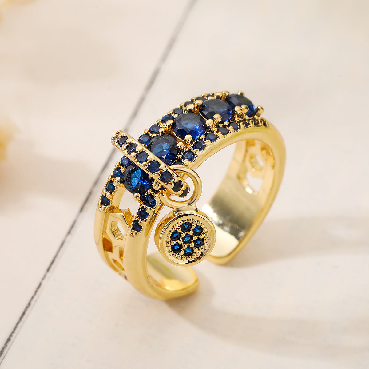 Anello geometrico aperto con zircone