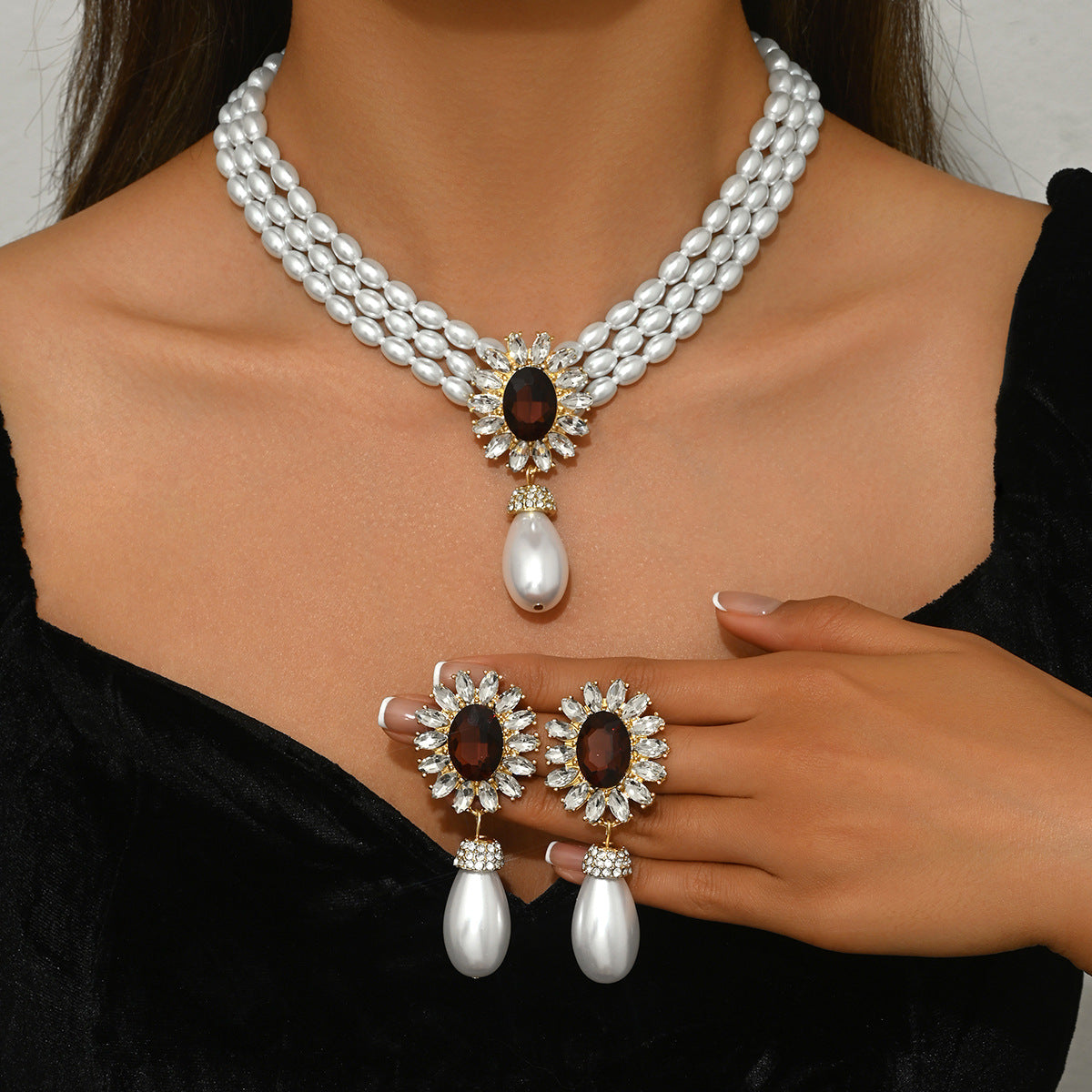 Set collana e orecchini perle geometriche