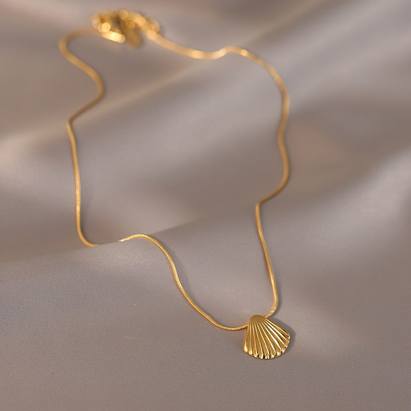 Collana conchiglia dorata di lusso