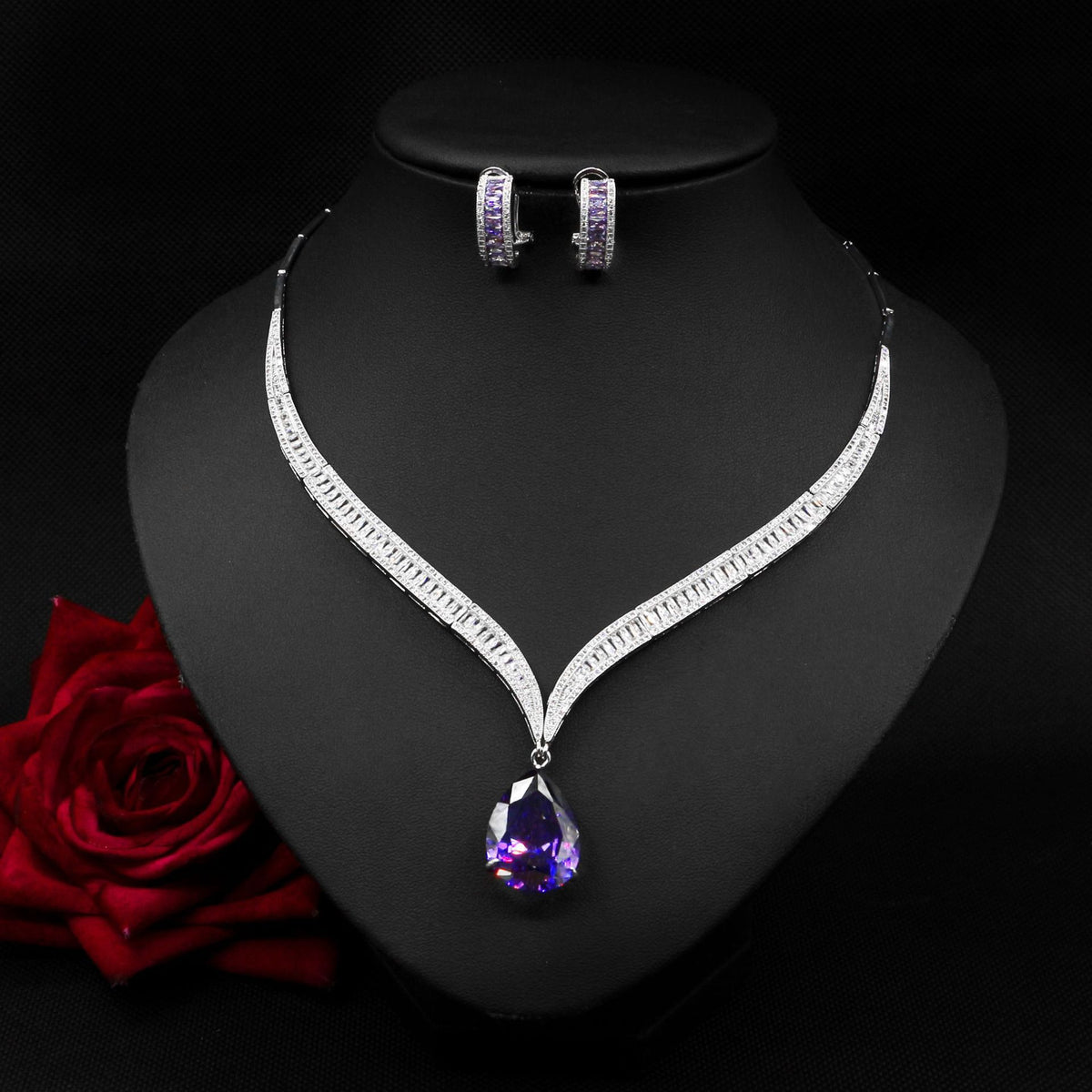 Collana e orecchini a goccia di zircone
