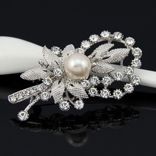 Spilla fiore perla strass