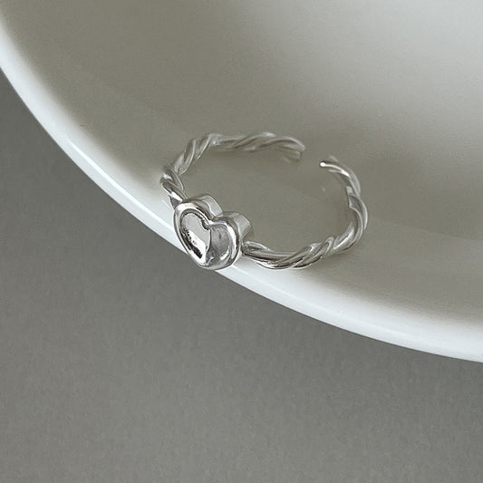 Anello intrecciato d'amore