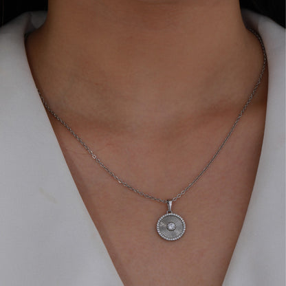 Collana con pendente geometrico in zirconi
