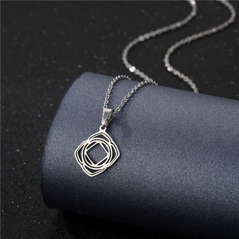 Collana geometrica traforata in acciaio inossidabile