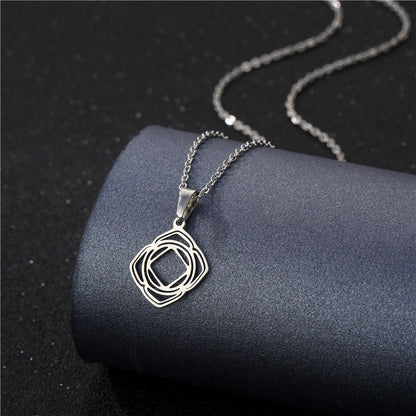 Collana geometrica traforata in acciaio inossidabile