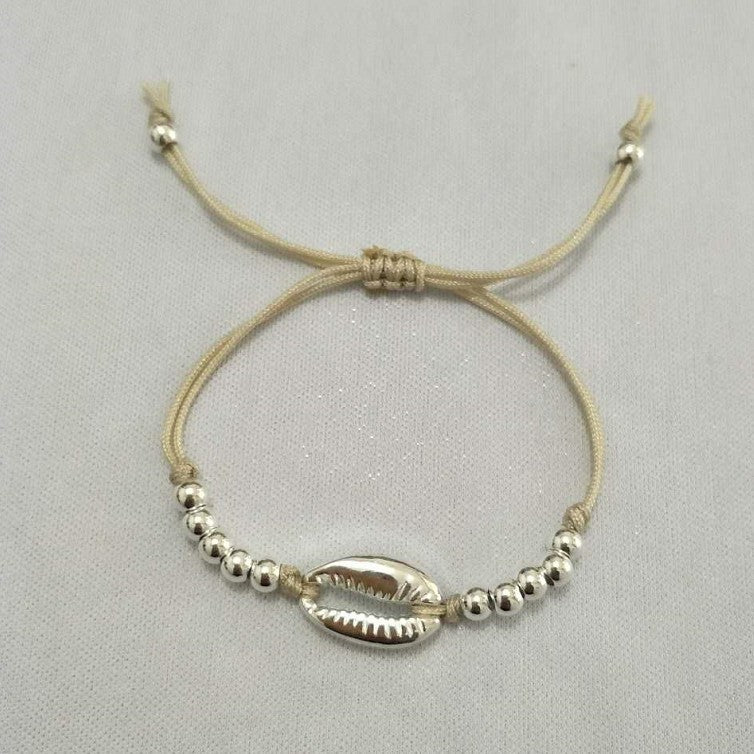 Braccialetto intrecciato con perle e conchiglie