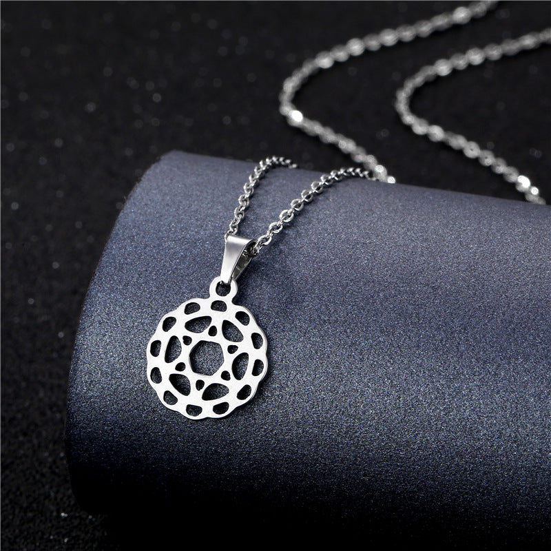 Collana geometrica traforata in acciaio inossidabile