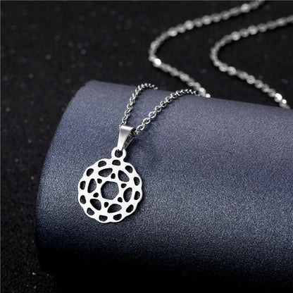 Collana geometrica traforata in acciaio inossidabile