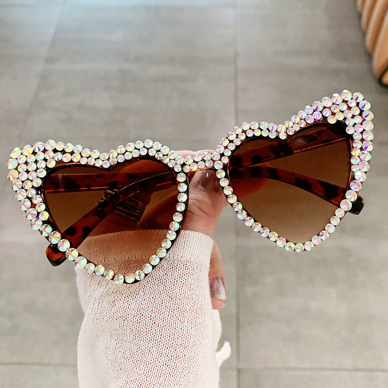 Occhiali da sole cat-eye da donna con cuore