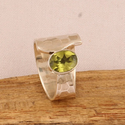 Anello martellato pietra verde