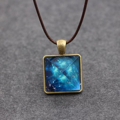 Collana piramide luminescente