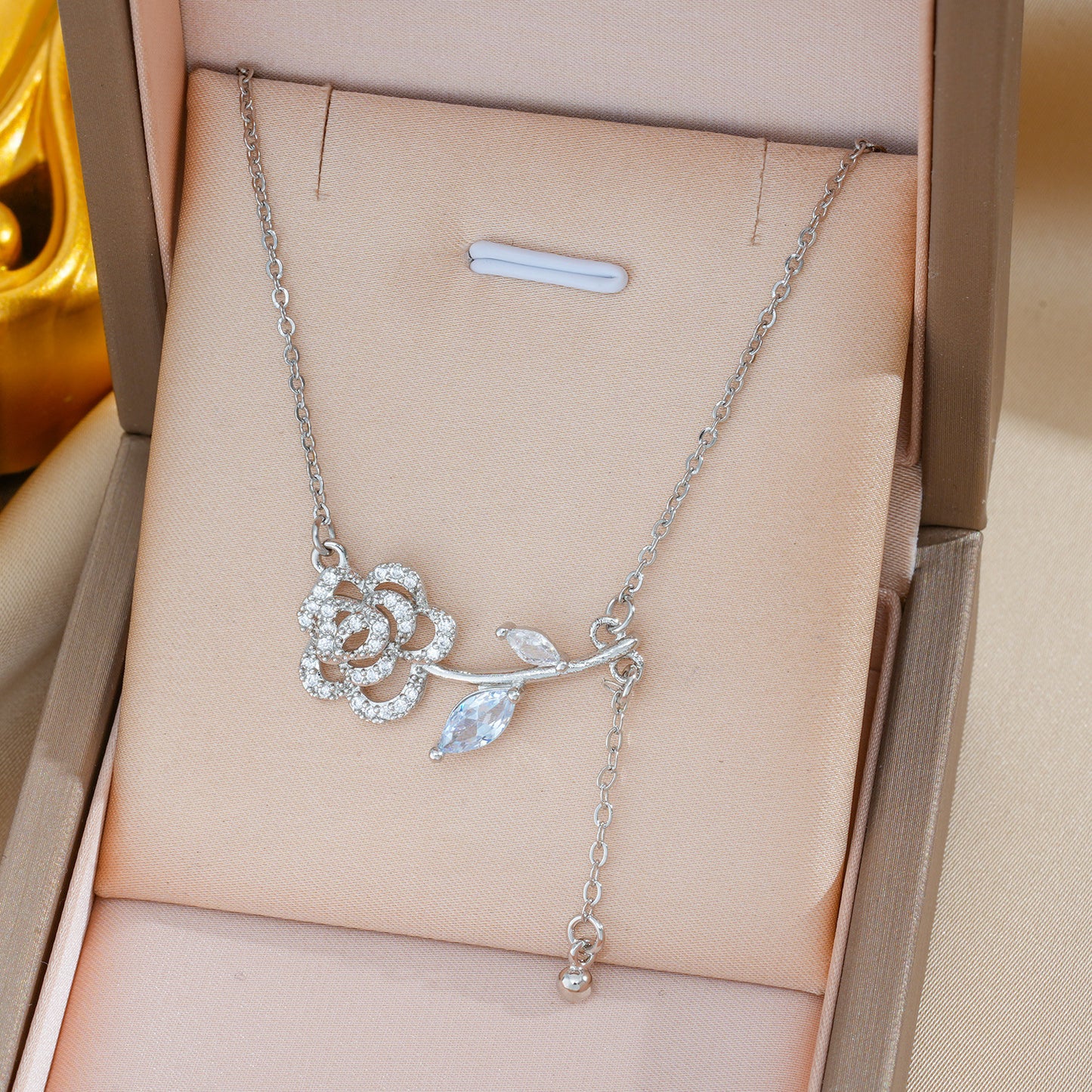 Collana rosa tridimensionale