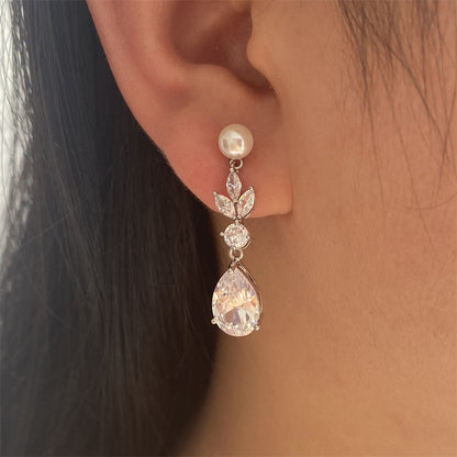 Orecchini goccia con foglie zircone