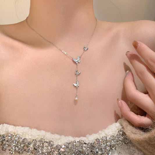 Collana farfalla madreperla con nappa