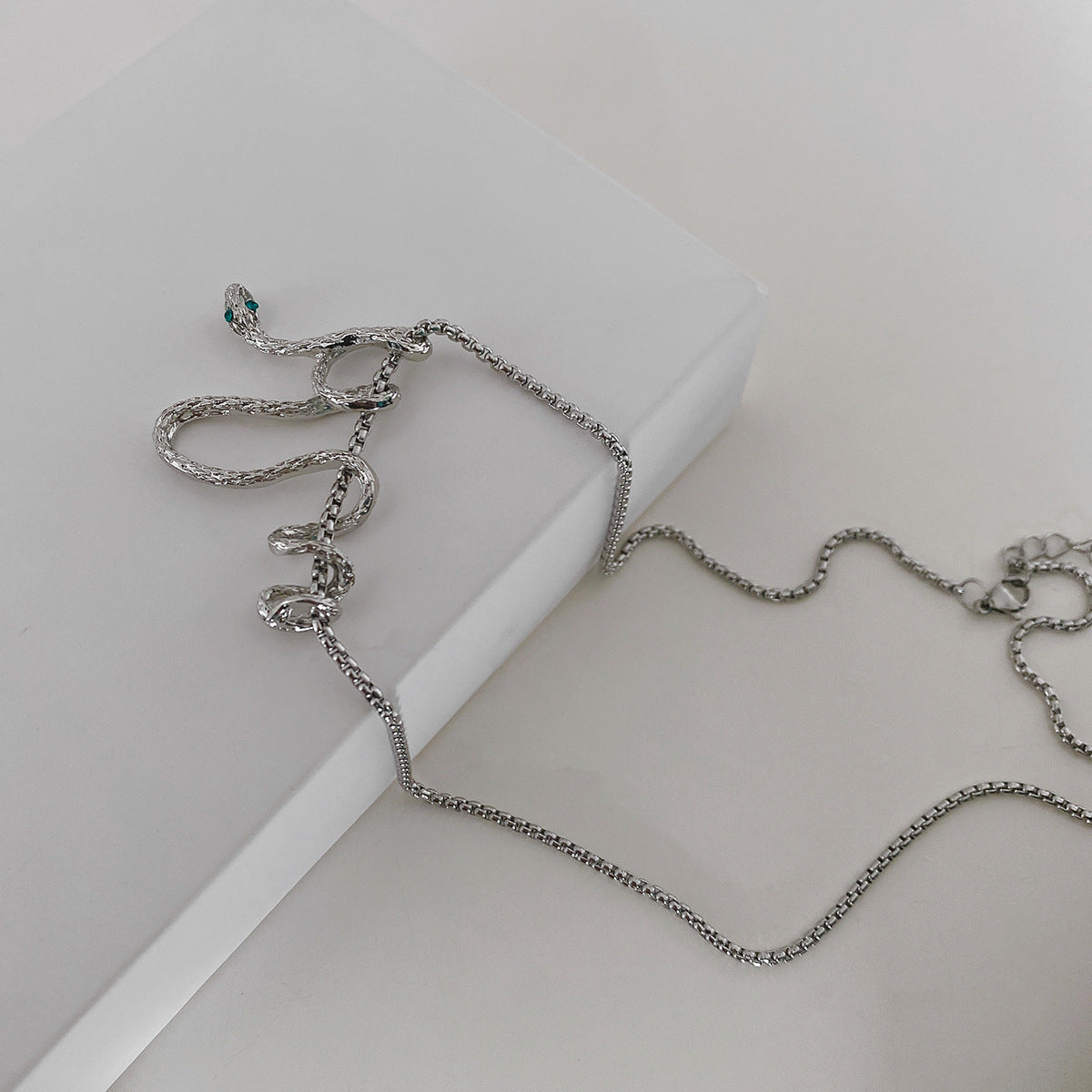 Collana con ciondolo serpente