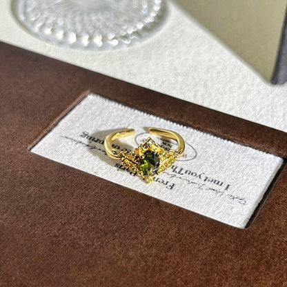 Anello con pietre multicolore