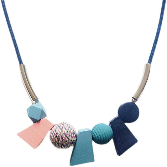 Collana perle di legno geometrica