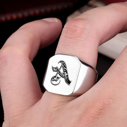 Anello con iniziale in titanio