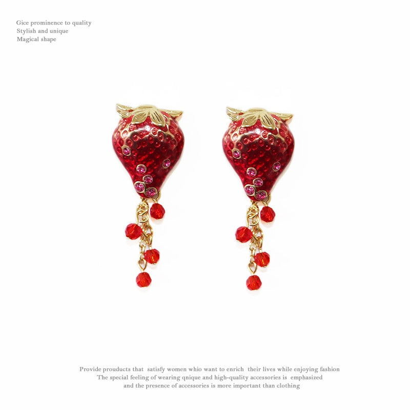 Orecchini fragola smaltati con nappa
