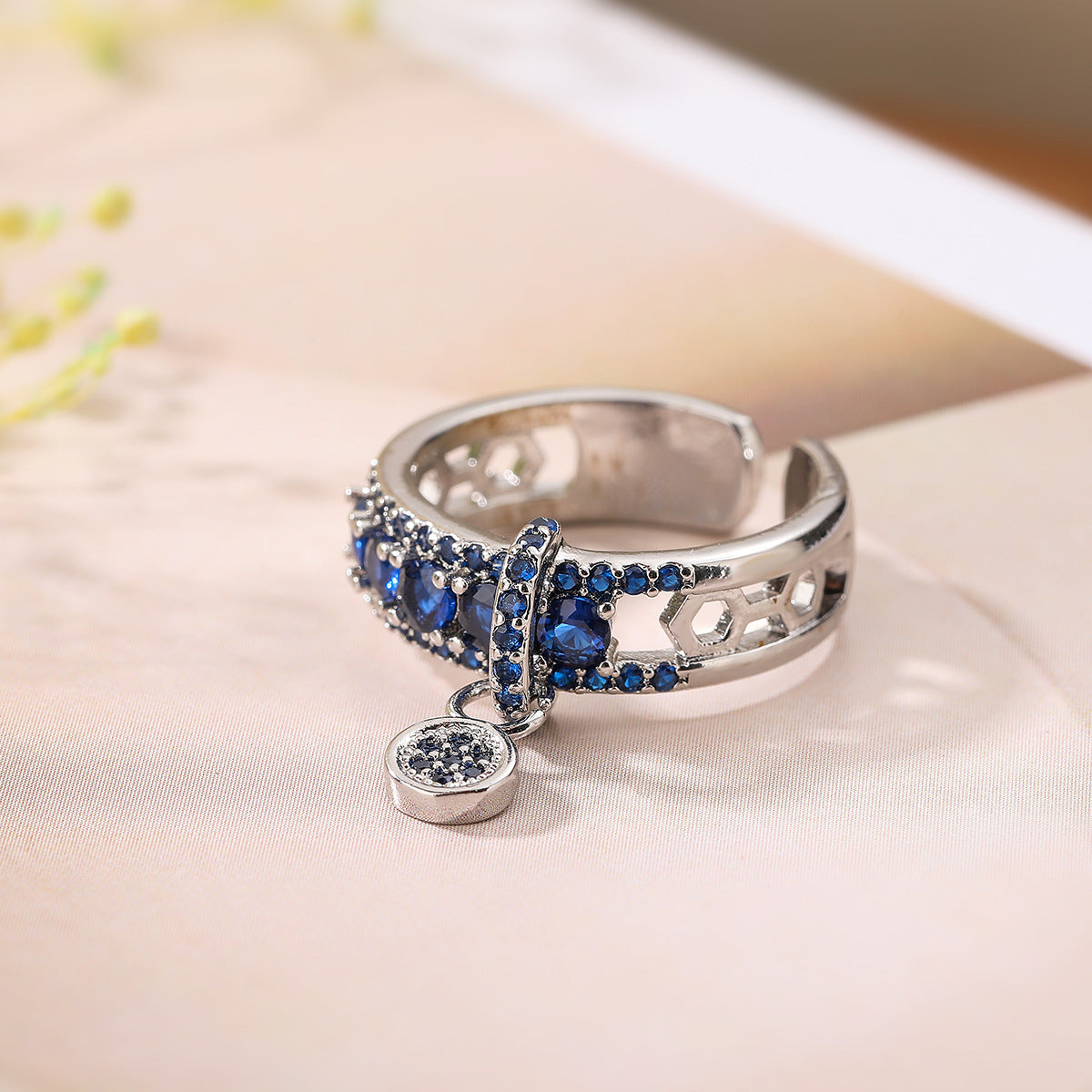Anello geometrico aperto con zircone