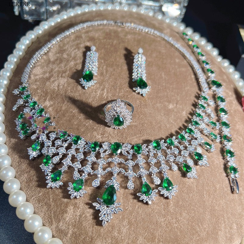 Collana, orecchini, anello e bracciale