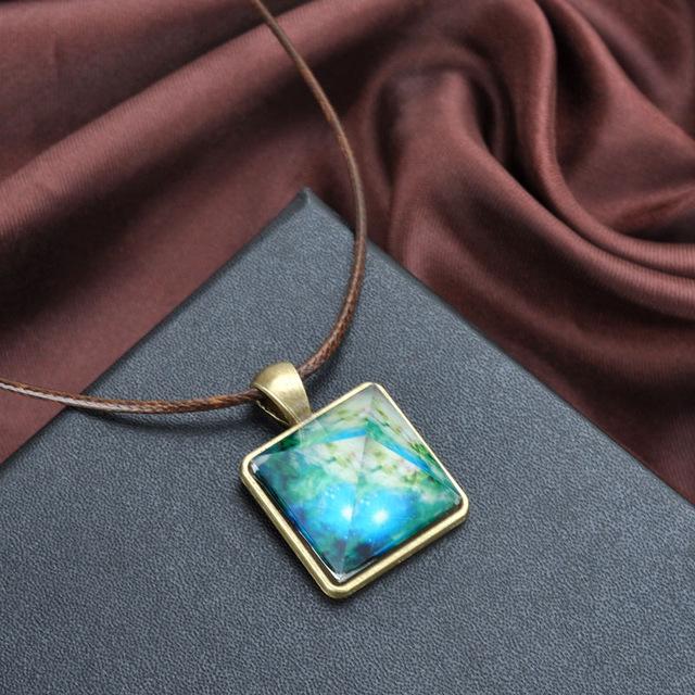 Collana piramide luminescente