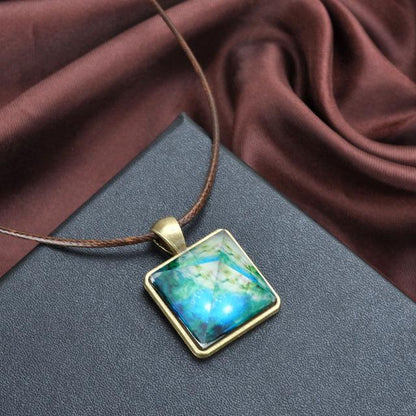 Collana piramide luminescente