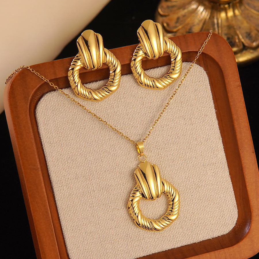 Collana e orecchini floreali