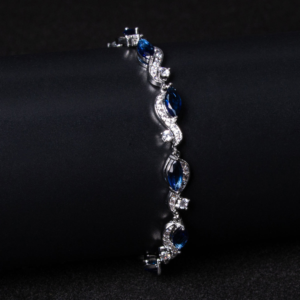 Braccialetto con zirconi in linea