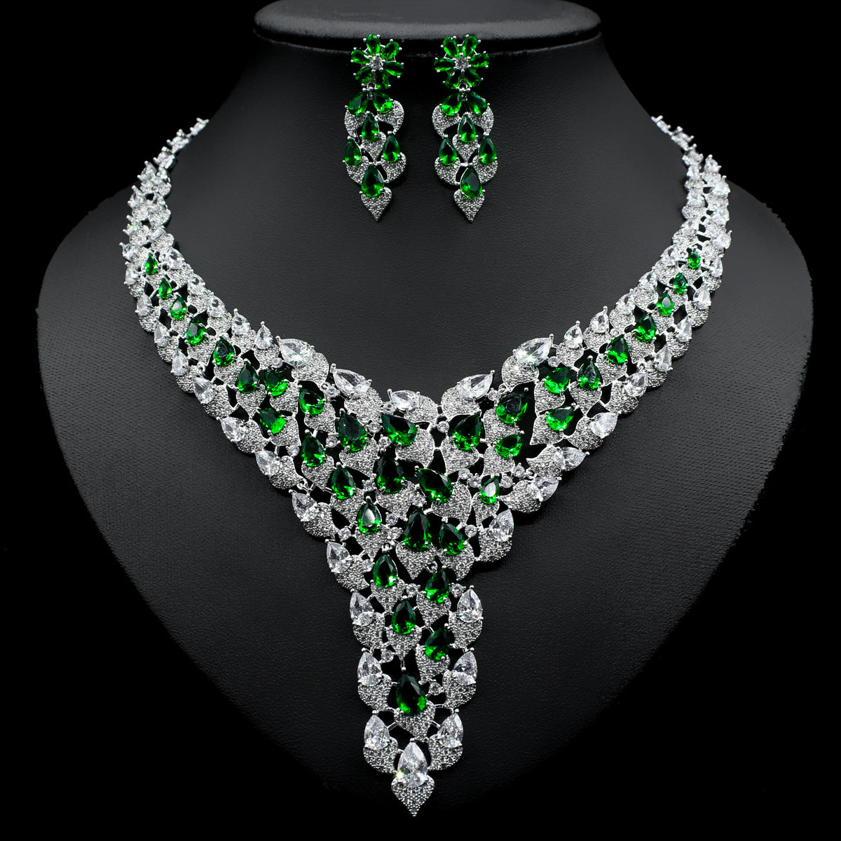 Set collana e orecchini con cristalli