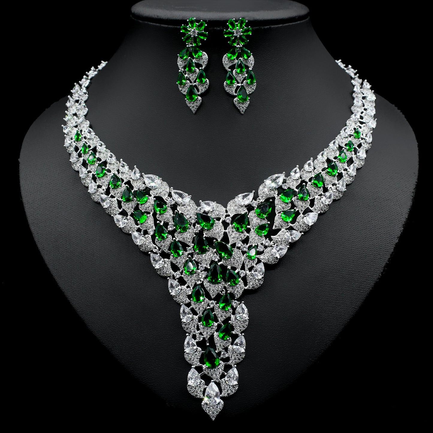 Set collana e orecchini con cristalli