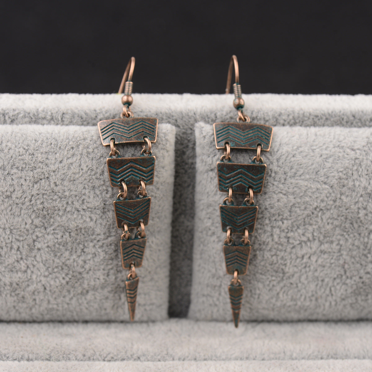 Accessorio geometrico in bronzo
