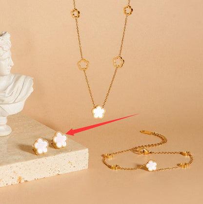 Collana fiore e guscio bianco