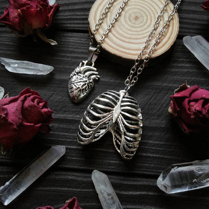 Collana teschio e cuore anatomico