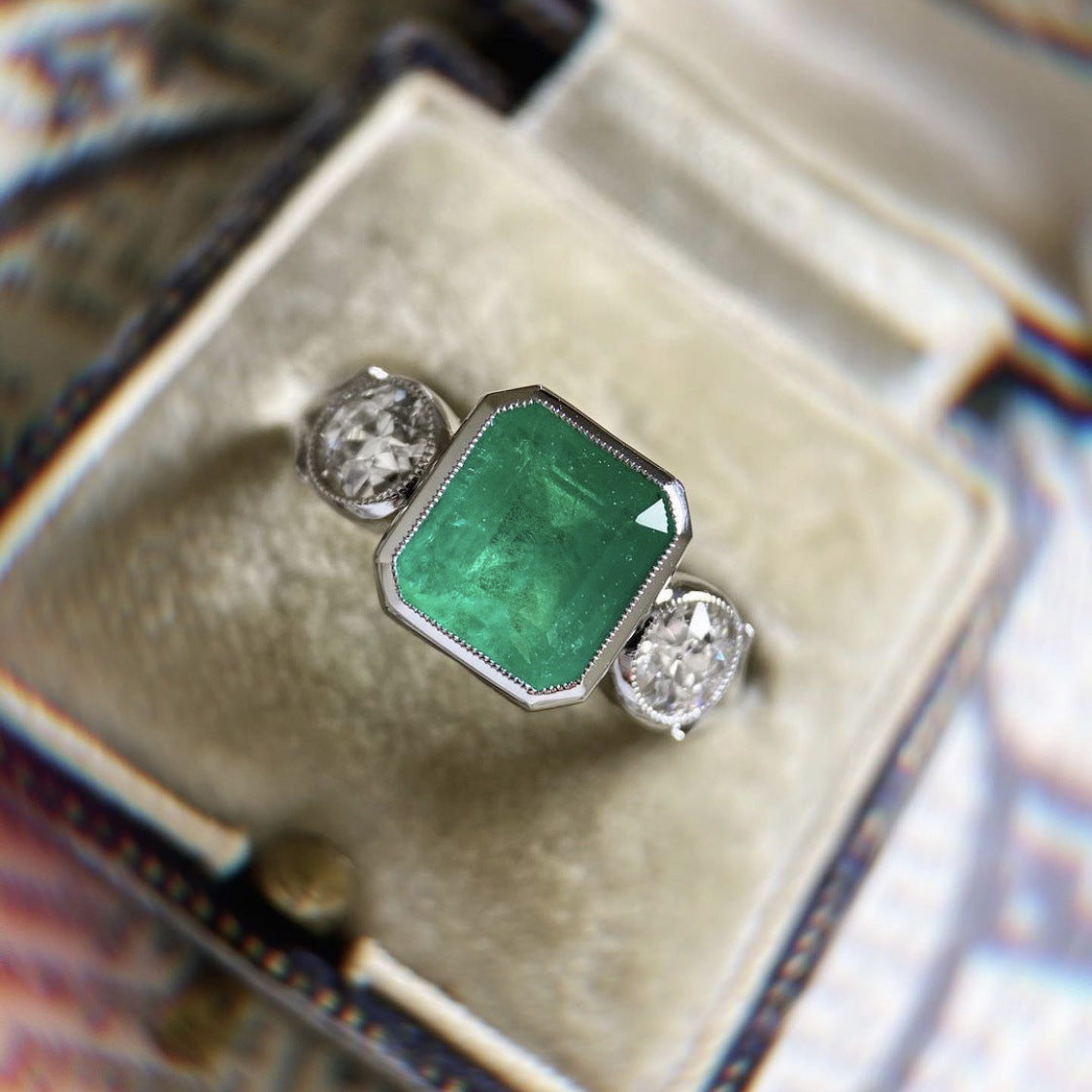 Anello zirconi in lega