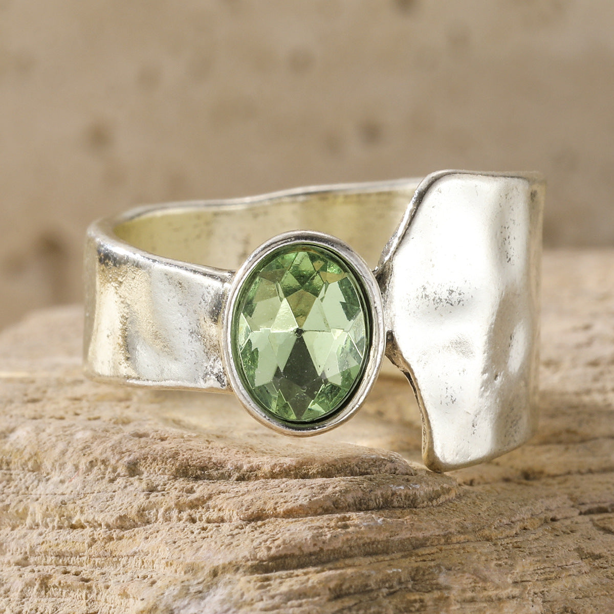 Anello martellato pietra verde