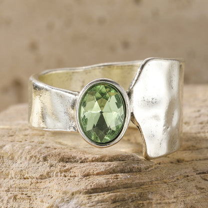 Anello martellato pietra verde