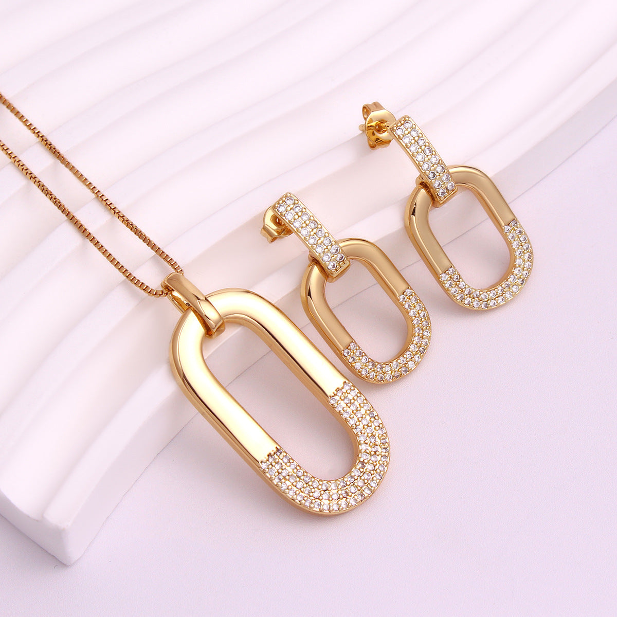 Gioiello con zircone ovale