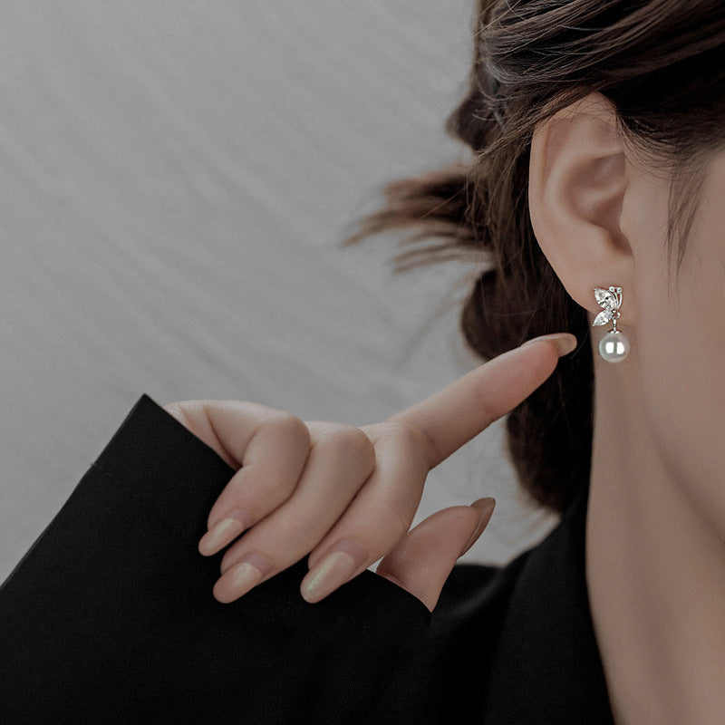 Orecchini farfalla perla strass