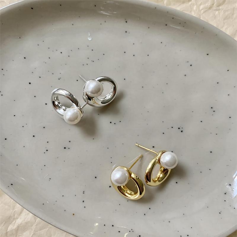 Orecchini con perla irregolare