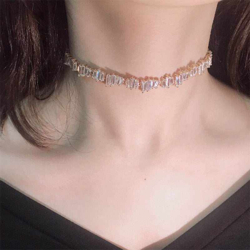 Collana corta con zirconi